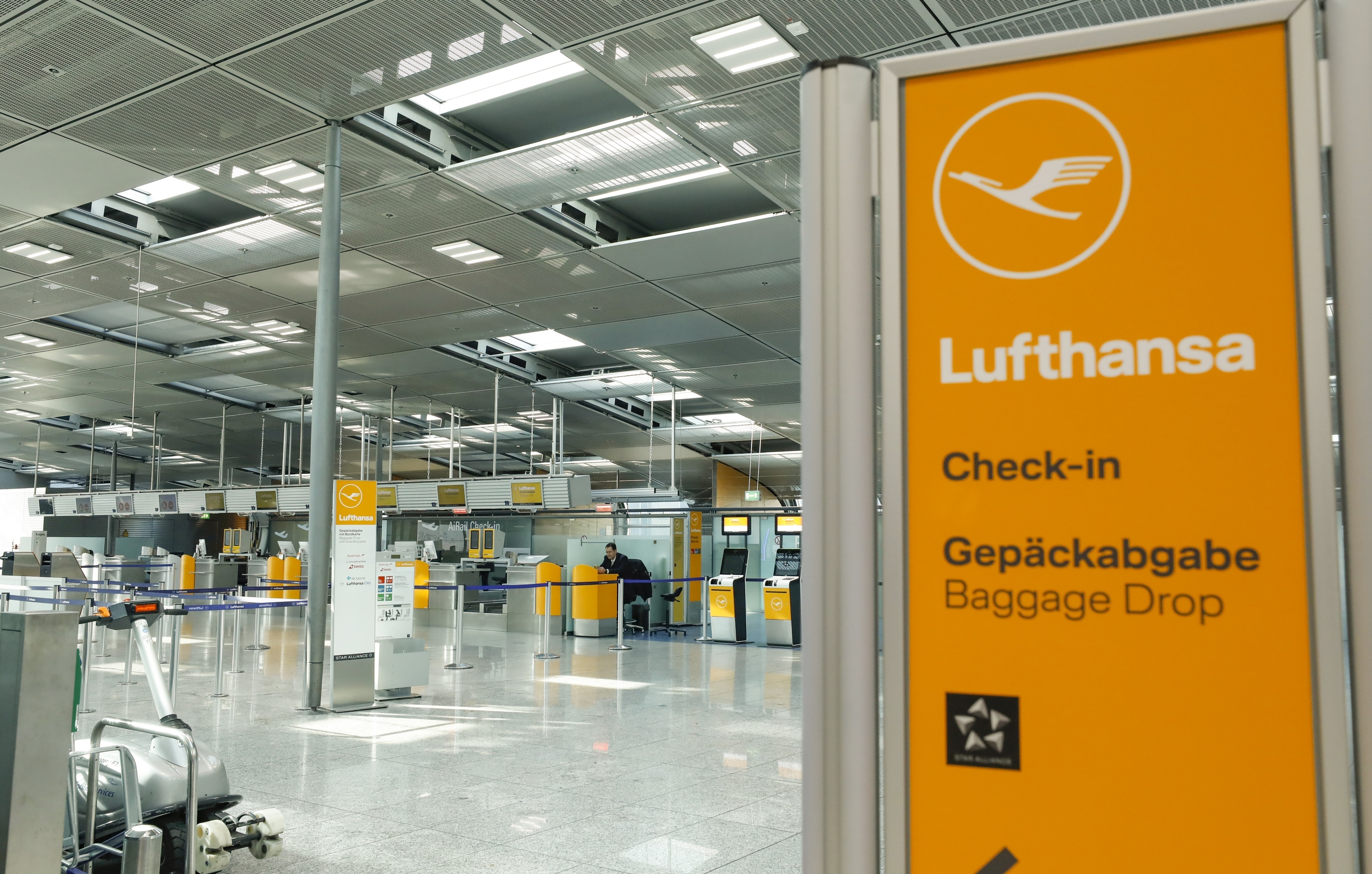 Khu làm thủ tục của hãng hàng không Lufthansa, sân bay Frankfurt. Ảnh: THX/TTXVN Cổng lên máy bay thông minh giúp đơn giản hóa thủ tục tại Đức